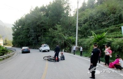摩托车行驶速度过快撞伤行人 警民联合及时救助