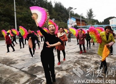 建始县文化馆老师“泡”在田头“种”精神食粮