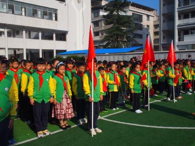 县实验小学师生热烈庆祝新中国成立70周年
