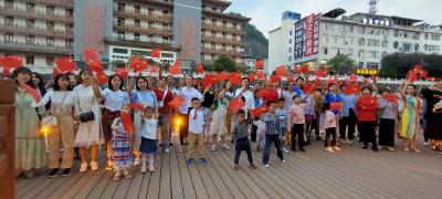 建始人滨河走廊玩“快闪”，唱出对祖国的爱