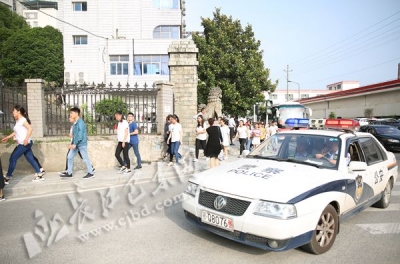    巴东交警：护航高考 我们在路上（图）  