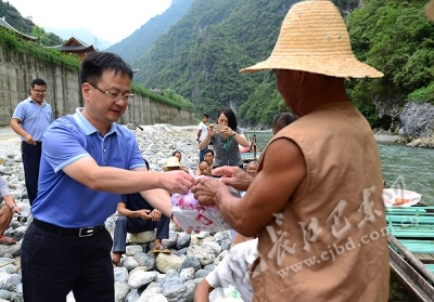 巴东县领导为一线旅游从业者送“清凉”（图）