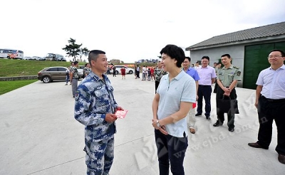 郭玲率队走访慰问巴东驻地部队官兵（图）