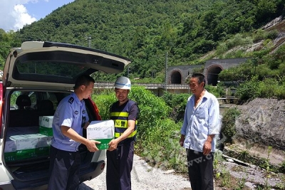 铁轨上传真情　巴东为铁路护路人送清凉（图