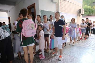 巴东县各中小学今日正式开学报名
