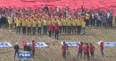 歌唱《我和我的祖国》“快闪”音乐MV走进巴东