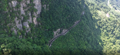 湖北巴东：银绸绕青山 十里好风光