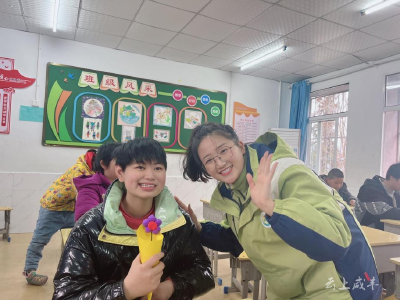 咸丰县民族幼儿园开展形式多样的学雷锋活动