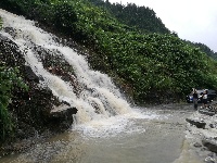 洪水肆虐高罗导致道路受阻