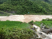 洪水肆虐高罗导致道路受阻