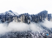 航拍雪后恩施大峡谷 雪润峡谷如水墨