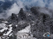航拍雪后恩施大峡谷 雪润峡谷如水墨