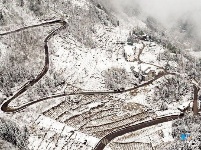 航拍雪后恩施大峡谷 雪润峡谷如水墨