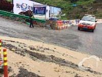 县公路局：雨中抢险保畅通