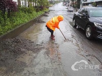 县公路局：雨中抢险保畅通