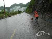 县公路局：雨中抢险保畅通