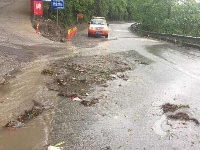 县公路局：雨中抢险保畅通