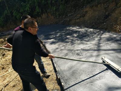 村里公路忙硬化