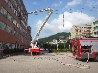 县消防大队开展高层建筑火灾扑救联合演练