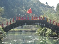 宣恩高罗中心小学快闪苗语版《我和我的祖国》祝福祖国70岁生日