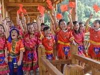 宣恩高罗中心小学快闪苗语版《我和我的祖国》祝福祖国70岁生日