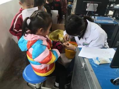 晓关侗族乡中心卫生院开展中小学生健康体检工作