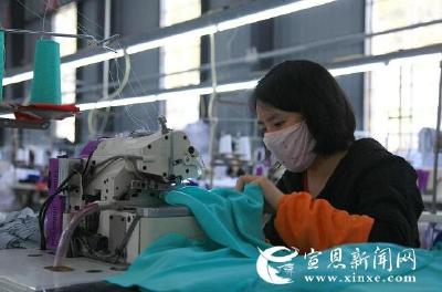 扶贫车间机声响 用工务工“两头甜”