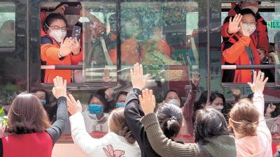 湖北人民深情送别 “谢谢！你们为我们拼过命”