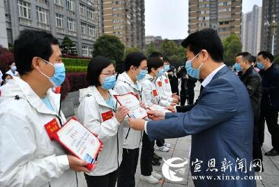 天津医疗队今日返程 贡水河畔群众依惜别