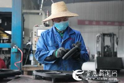  扶贫车间生产忙 村民生活有盼头  
