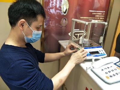 ​县城11家金店电子天平贴上合格标签