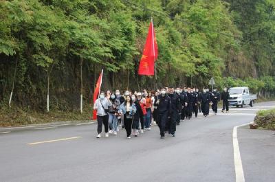 ​徒步活动促交流 警医卫士守初心