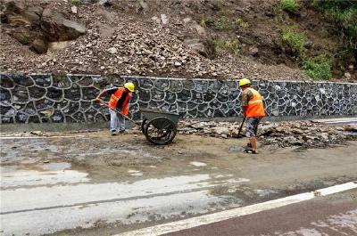 ​我县紧急抢修水毁道路保畅通