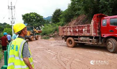 ​道路垮方后 宣恩奋力抢险保畅通