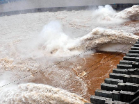 三峡枢纽大幅增加下泄 坝上水位加速消落
