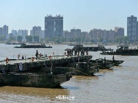 渡江工程保障实兵演习在长江鄂州水域举行