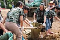 一群“娘子军”奋战在抗洪一线