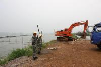 市水务集团组织抢险队封堵夏大湖堤溃口