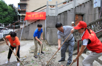 “我为创卫加一分！” 鄂州日报社主题党日活动开到社区