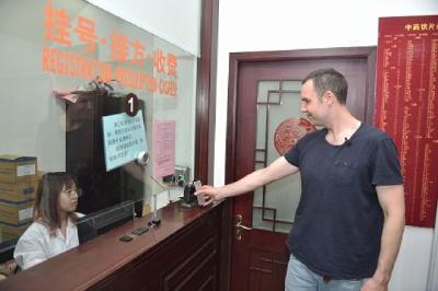 美媒记者在北京体验一天不用现金：煎饼摊都能用手机支付