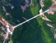 华中首座吊式跨山玻璃天桥6月8日即将开放