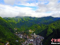 神农架现云海奇观 引众多游客欣赏