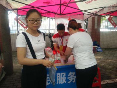助力高考——鄂州爱心企业委托西山古灵泉寺红十字志愿服务队为高考学生及家长免费发放矿泉水、文具、纸巾