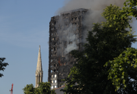 伦敦一栋公寓失火 已有多人丧生