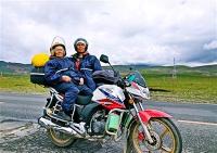 暖新闻｜儿子带84岁母亲骑车游西藏