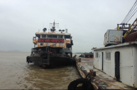 市港航海事局强化措施保障汛期集中停放非法趸船系固安全