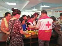 红十字志愿服务队联合社区红十字站进社区送健康送应急救护常识
