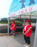 鄂州市规划局“小红帽”志愿者顶高温开展文明交通志愿劝导 