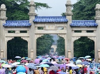 各地景区迎来客流高峰
