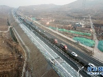 我国首个承载式光伏高速公路试验段通车